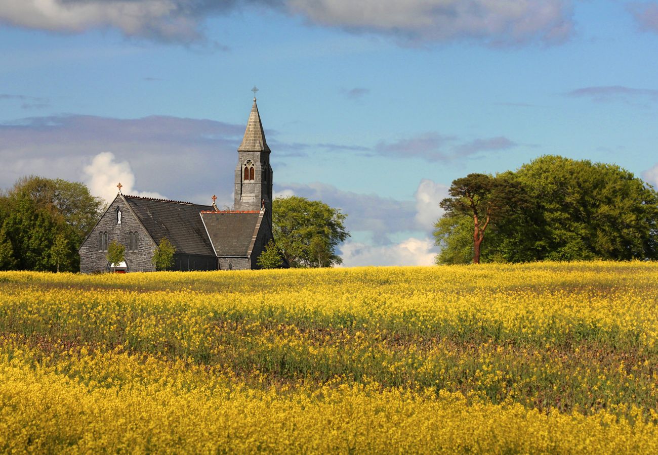 Old Court House Holiday Home, Pretty Lakeside Self Catering Holiday Accommodation Available Near Terryglass & Lough Derg in County Tipperary | Read Mo