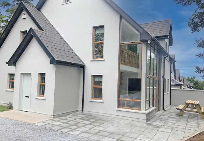 Old Court House Holiday Home, Pretty Lakeside Self Catering Holiday Accommodation Available Near Terryglass & Lough Derg in County Tipperary | Read Mo