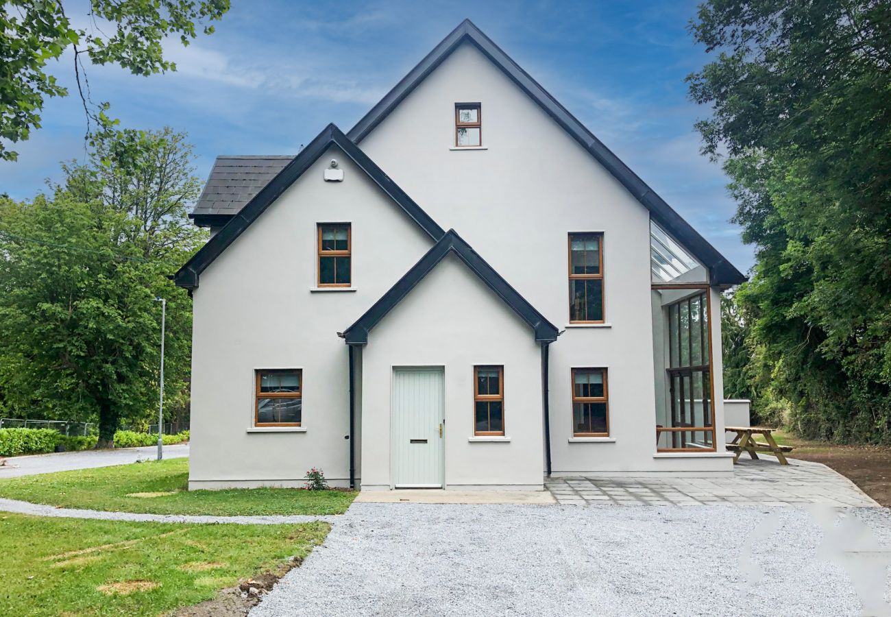 Old Court House Holiday Home, Pretty Lakeside Self Catering Holiday Accommodation Available Near Terryglass & Lough Derg in County Tipperary | Read Mo