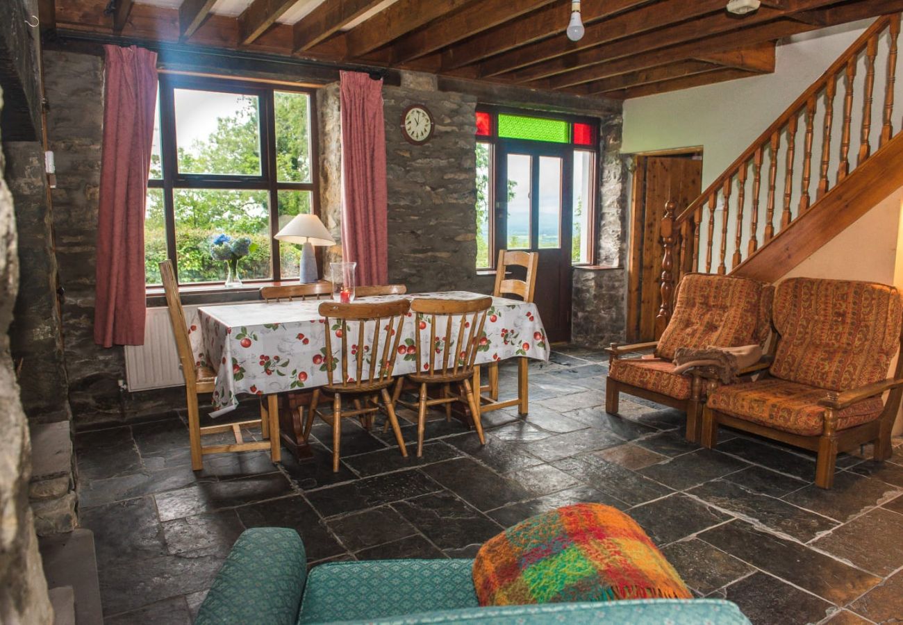 Hillside Holiday Home, Large Self Catering Holiday Home Close to Killarney & Farranfore Airport in County Kerry