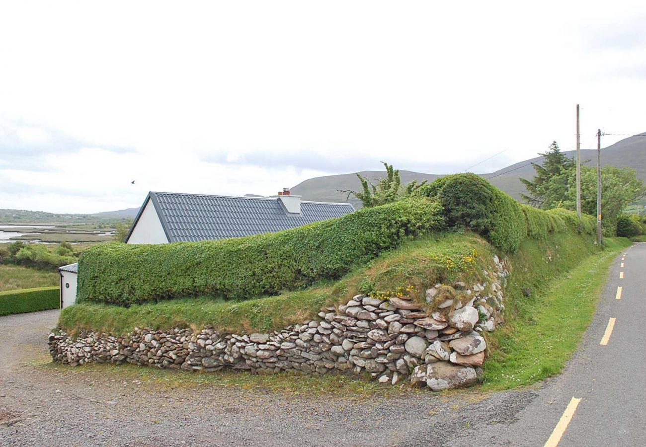 Charming Tigin Mamo, Family Self-Catering Holiday Cottage near Glenbeigh County Kerry