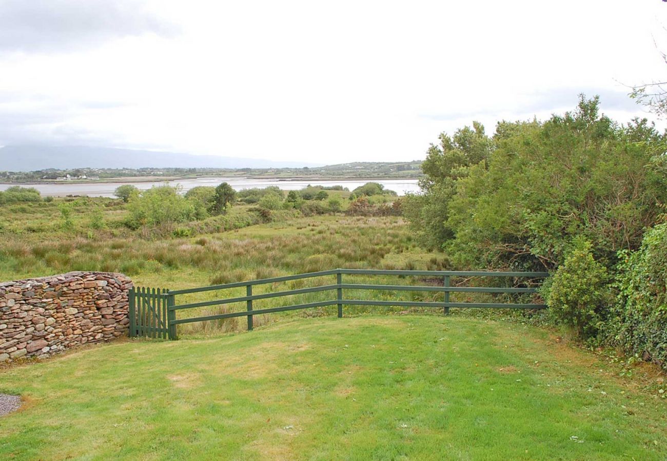 Charming Tigin Mamo, Family Self-Catering Holiday Cottage near Glenbeigh County Kerry