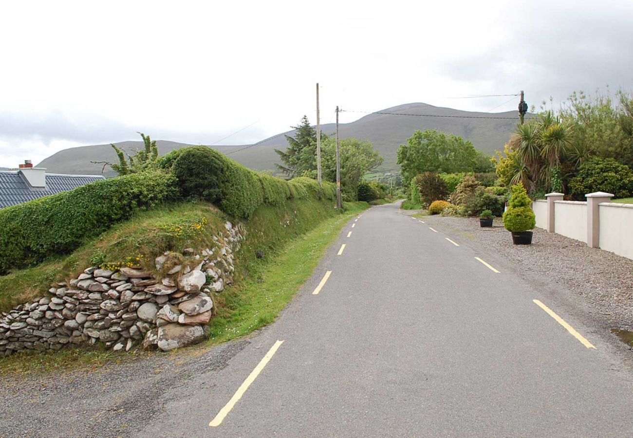 Charming Tigin Mamo, Family Self-Catering Holiday Cottage near Glenbeigh County Kerry