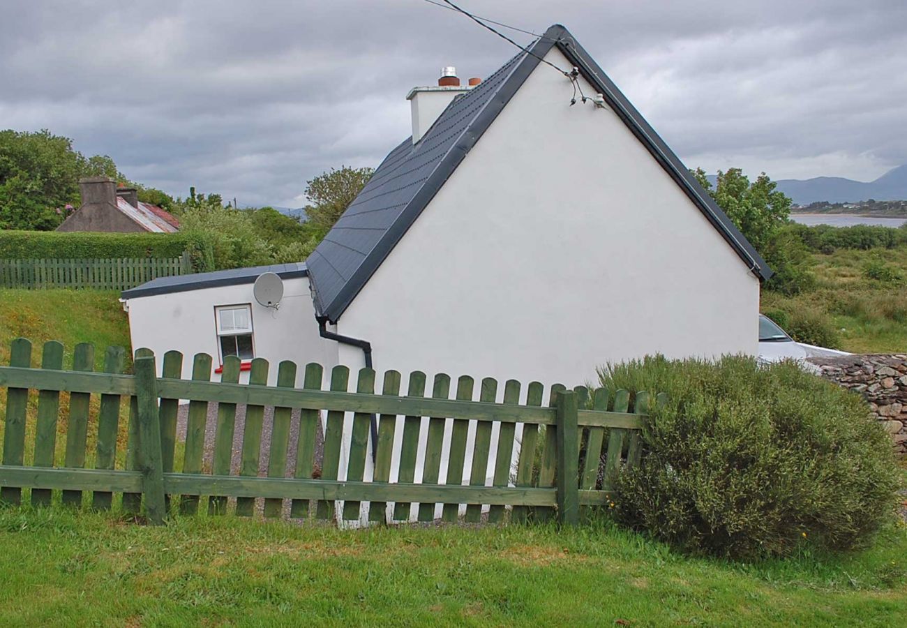 Charming Tigin Mamo, Family Self-Catering Holiday Cottage near Glenbeigh County Kerry