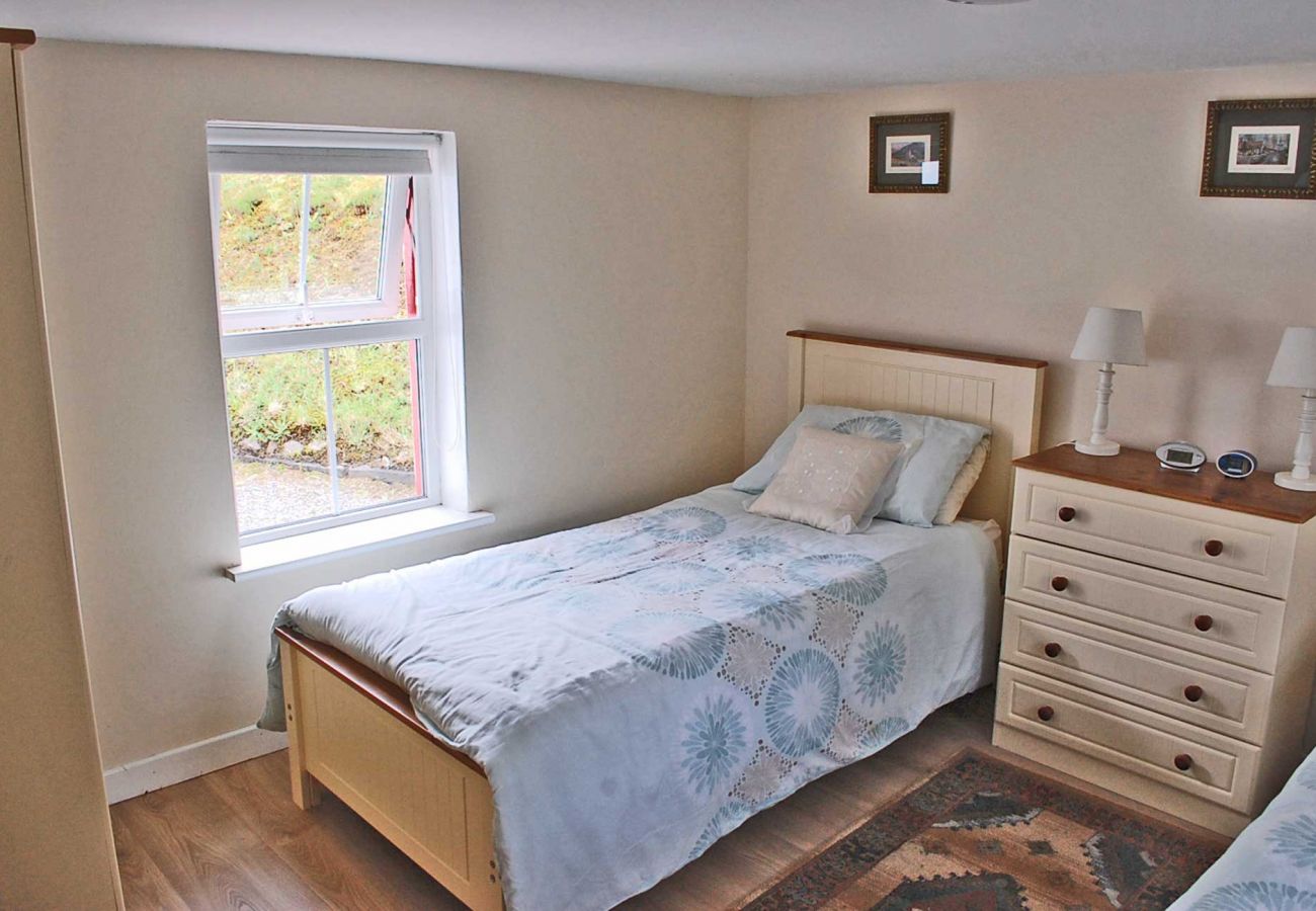 Tigin Mamo Holiday Cottage, Holiday Home with Sea Views near Glenbeigh in Kerry