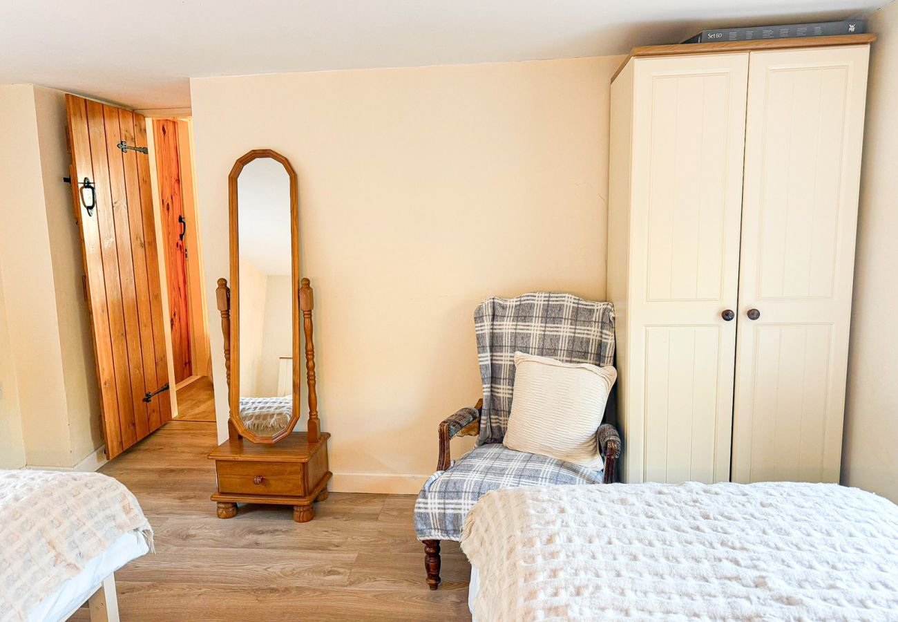 Tigin Mamo Holiday Cottage, Glenbeigh, County Kerry. Cosy cottage bedroom. 