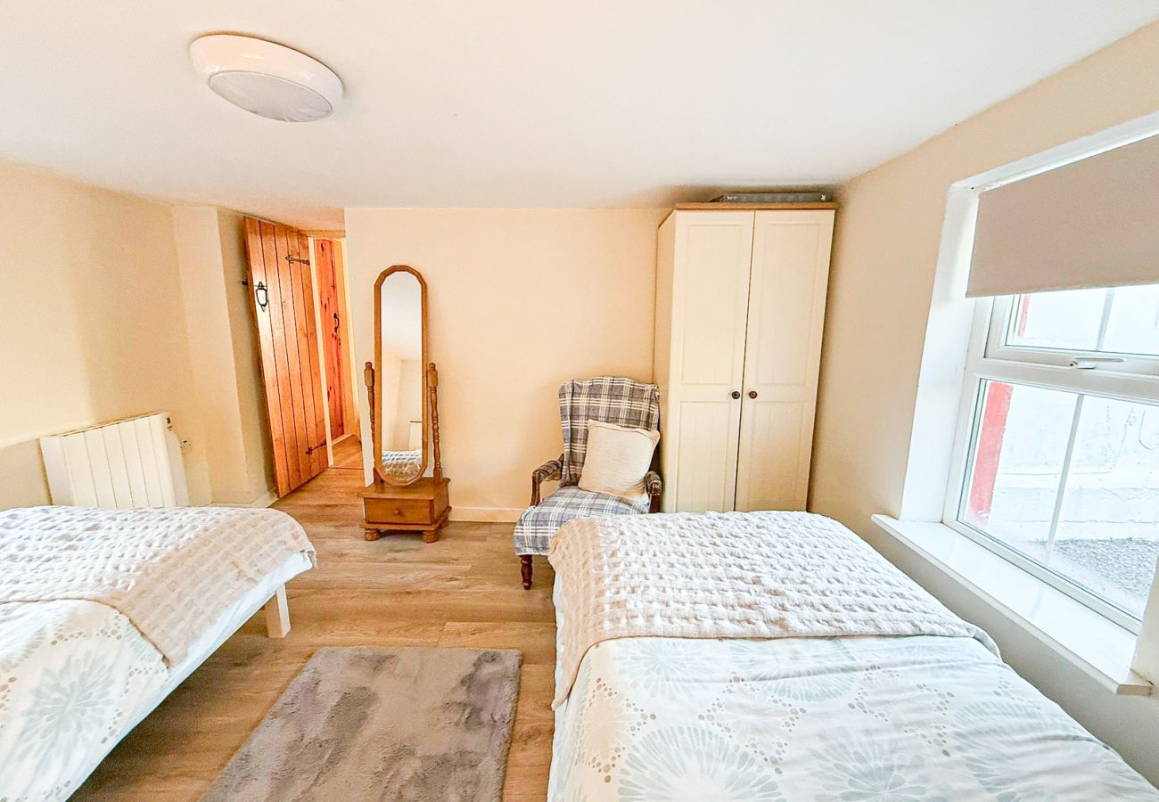 Tigin Mamo Holiday Cottage, Glenbeigh, County Kerry. Cosy cottage twin bedroom. 
