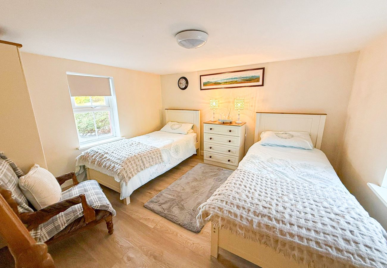Tigin Mamo Holiday Cottage, Glenbeigh, County Kerry.  Cosy cottage twin bedroom bright and stylish. 