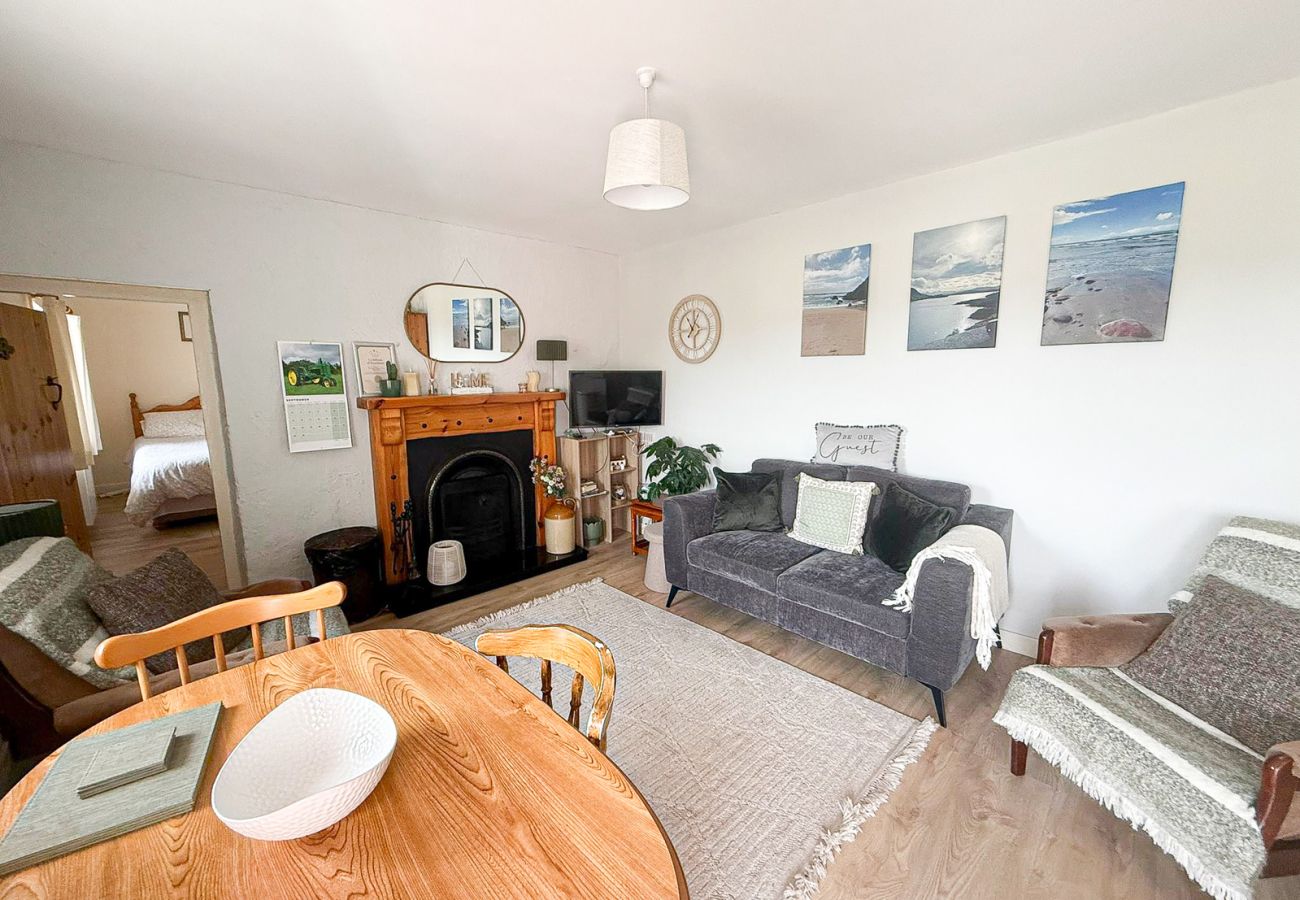 Tigin Mamo Holiday Cottage, Glenbeigh, County Kerry. Cosy dining living room with open fire. 
