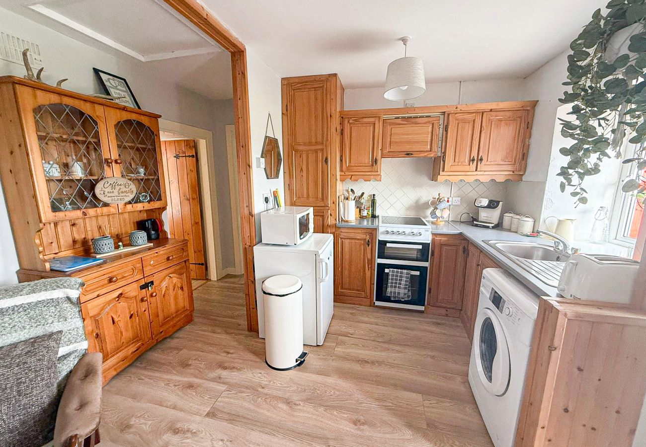 Tigin Mamo Holiday Cottage, Glenbeigh, County Kerry. Country style kitchen all mod cons