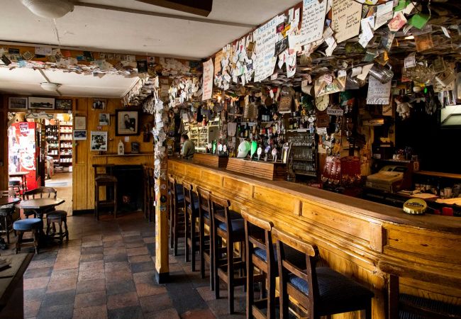 Killeen's Bar, Shannon Bridge, County Offaly © Failte Ireland and Tourism Ireland