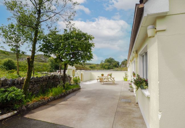 Ballynahinch Holiday Home, Spacious Holiday Accommodation Available near Roundstone, County Galwa