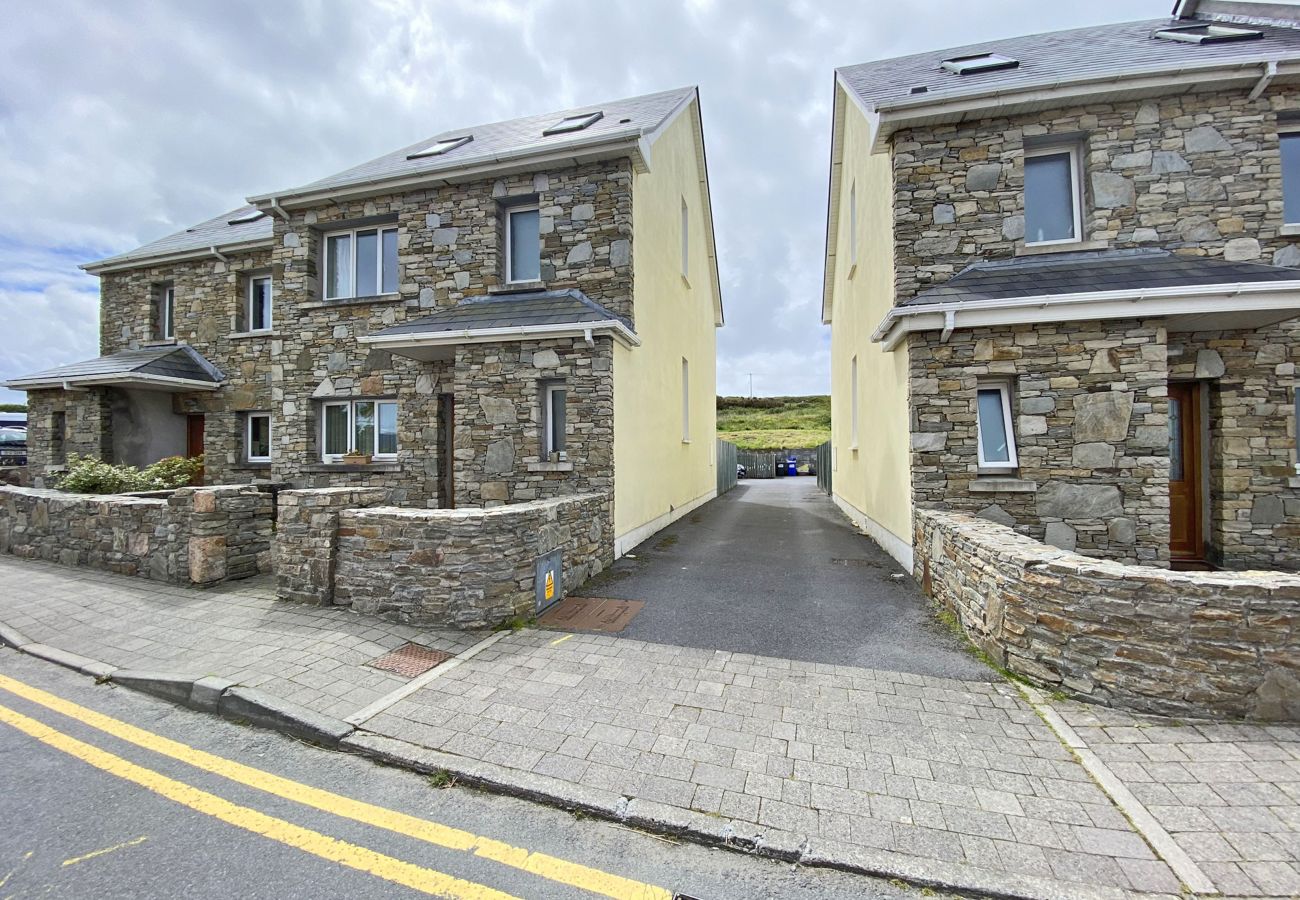 Cleggan Harbour Holiday Home, Seaside Holiday Accommodation Available in Cleggan, County Galway