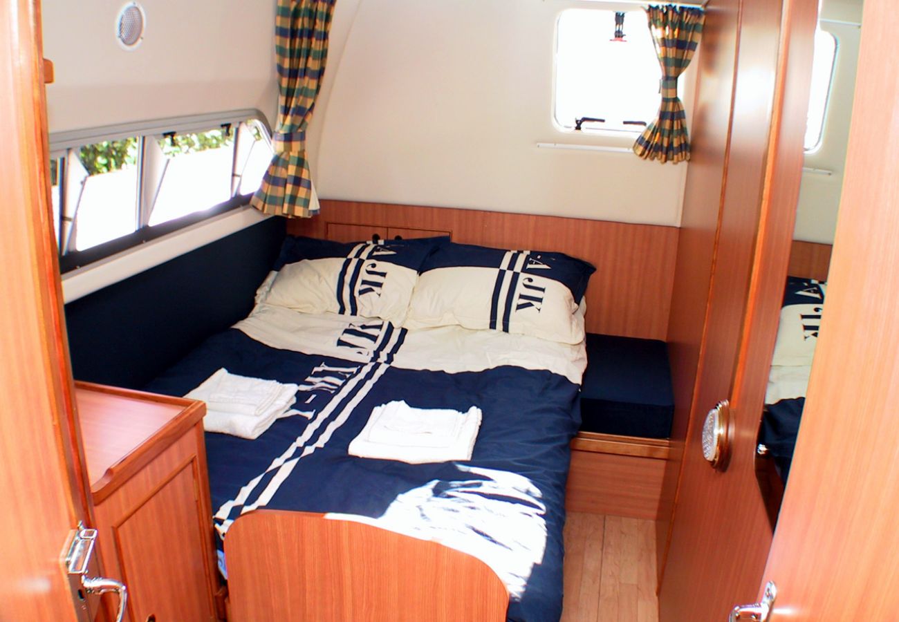 Hire a boat on Lough Erne in County Fermanagh Manor Marine Noble Commander 6/8 Berth