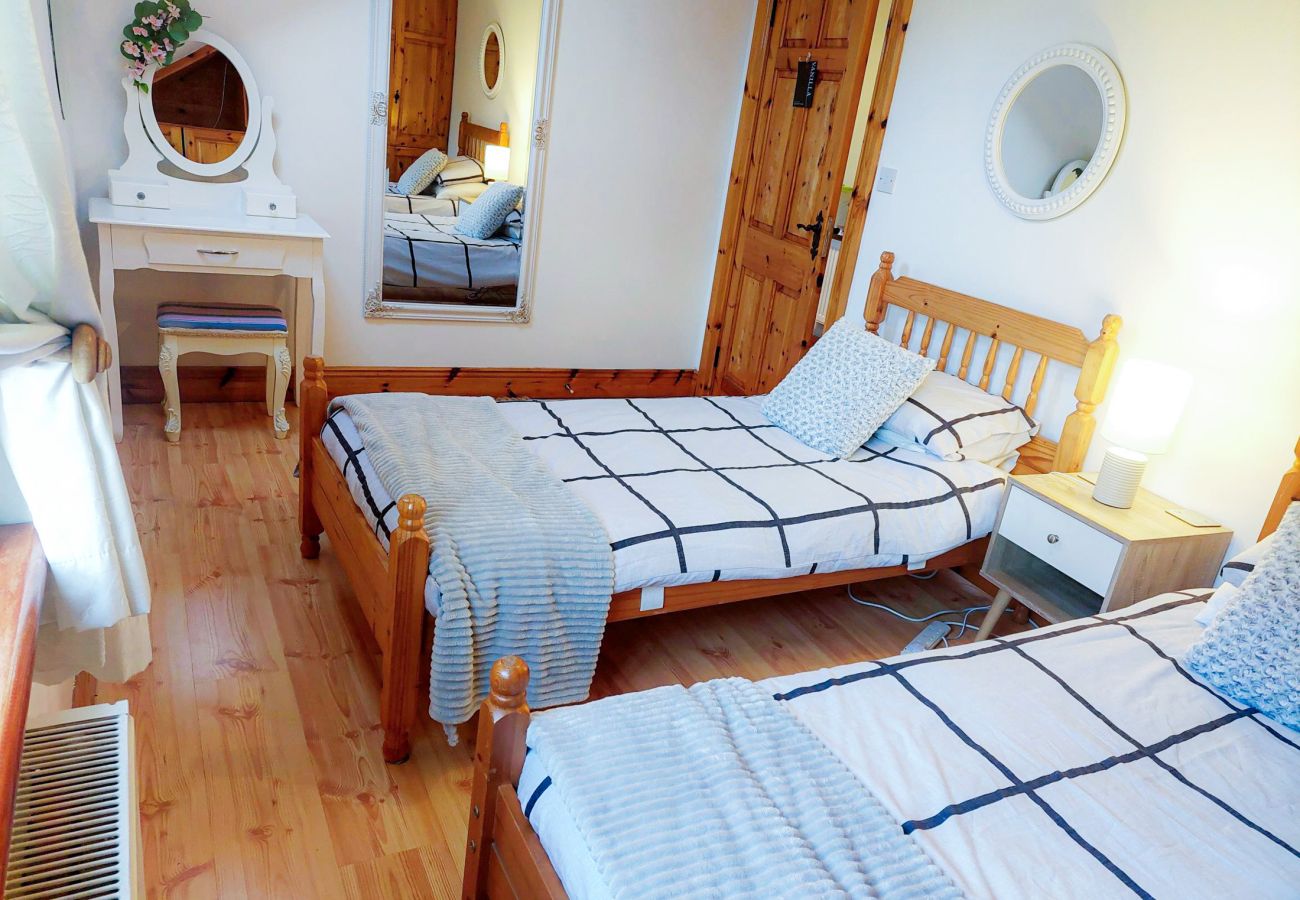 Twin Bedroom Sleeping 2 Knockmanagh Holiday Home 