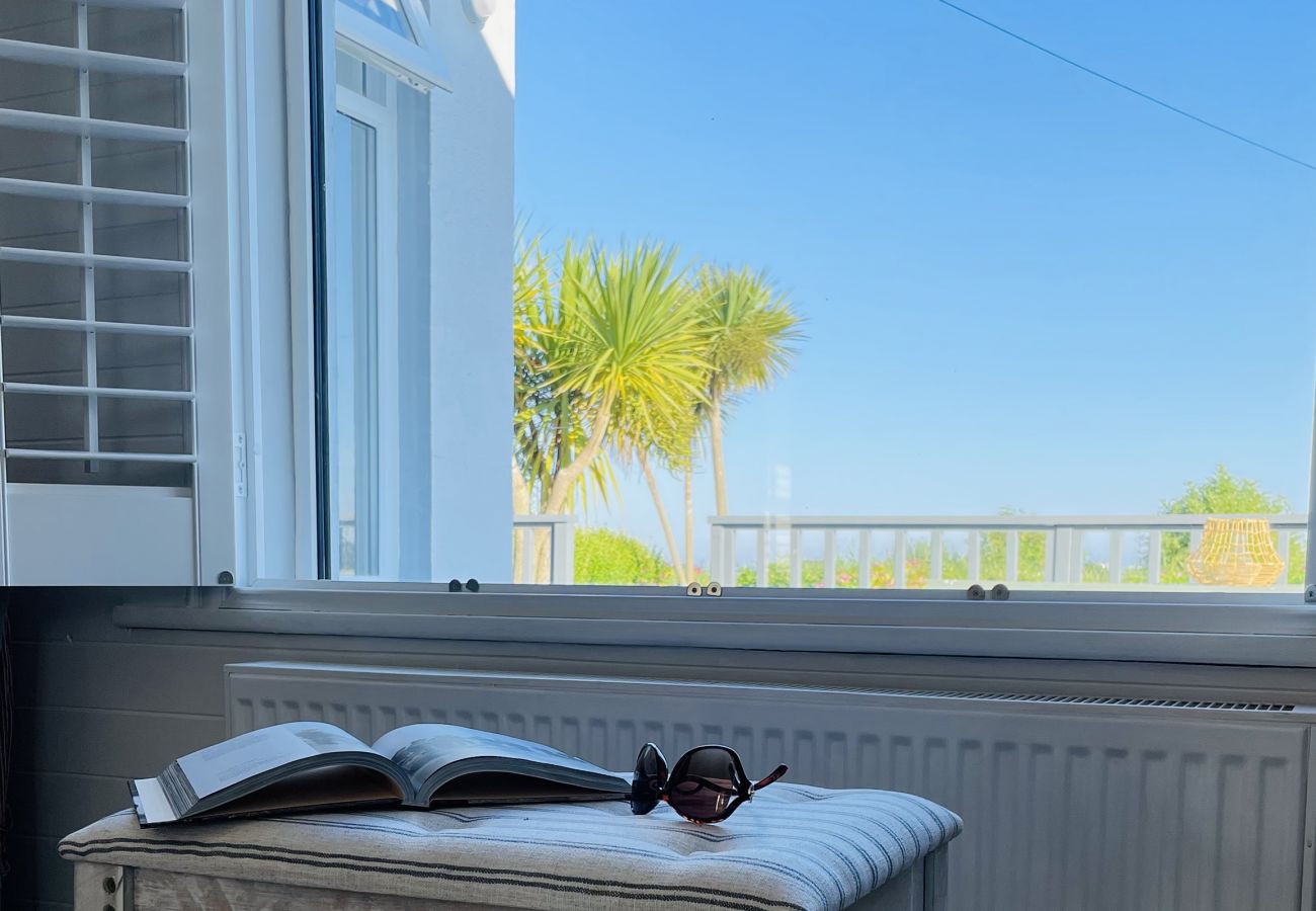 Wavecrest Holiday Cottage, Beach Front Holiday Accommodation Available in Garryvoe, East Cork