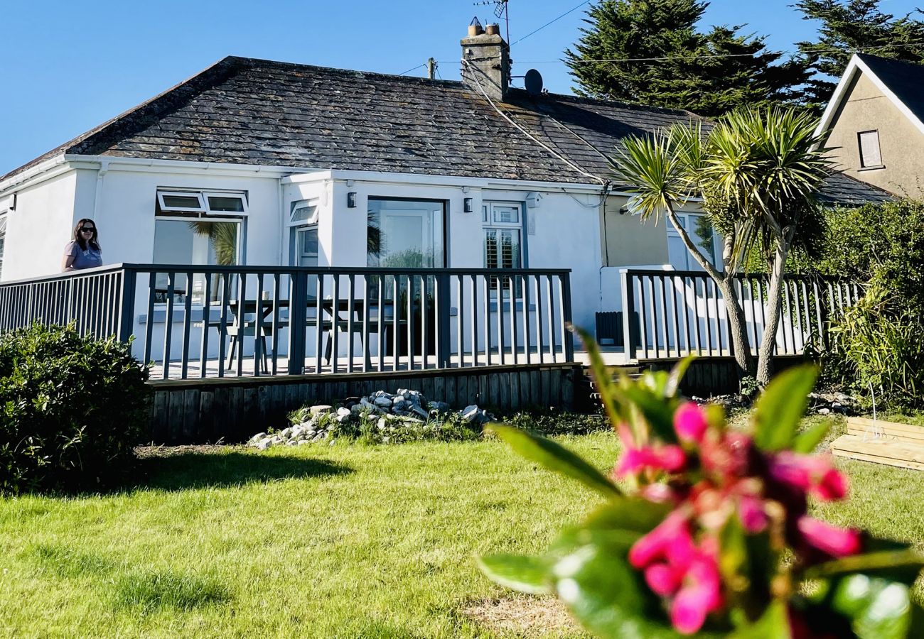 Wavecrest Holiday Cottage, Beach Front Holiday Accommodation Available in Garryvoe, East Cork