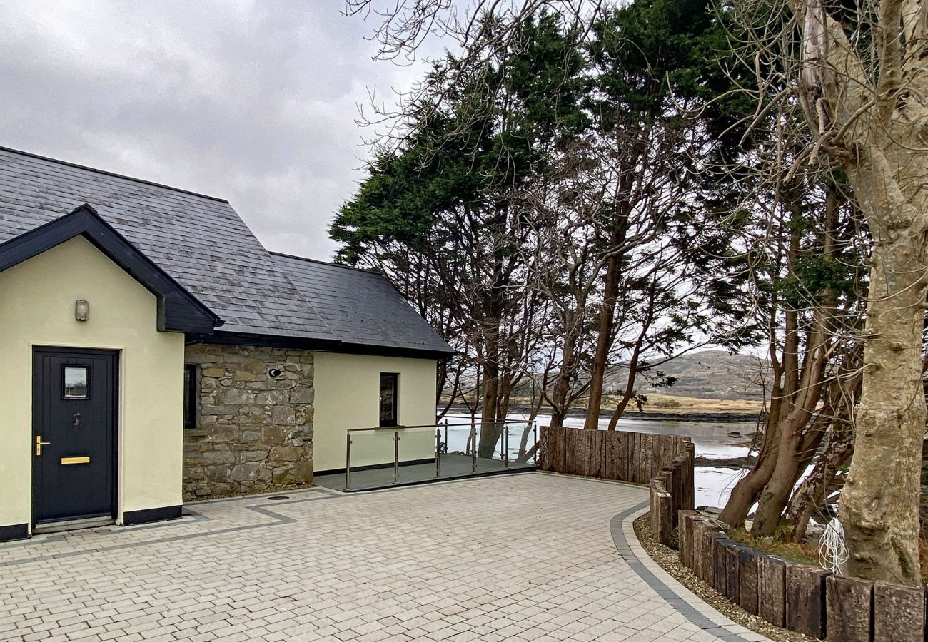 Cashel Bay Holiday Home, Seaside Holiday Accommodation Available in Cashel, County Galway