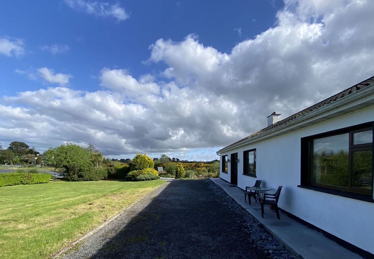 Lakeview Cottage Oughterard, Lakeshore Holiday Accommodation Available in Connemara, Oughterard, County Galway