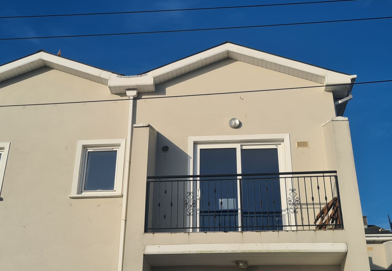Ballycotton Holiday Apartment No 6, Seaside accommodation with a view. 