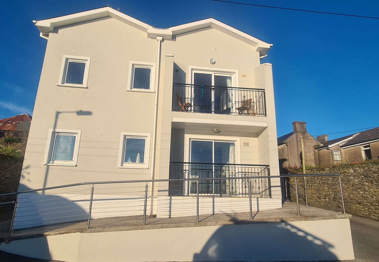 Ballycotton Holiday Apartment No 6, Seaside Holiday Accommodation