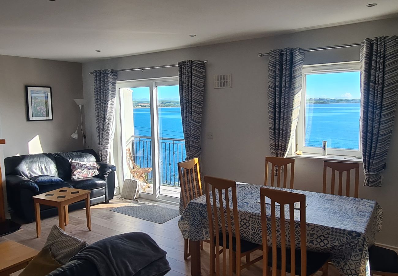 Ballycotton Holiday Apartment No 6, Seaside Holiday Accommodation Open plan dining area