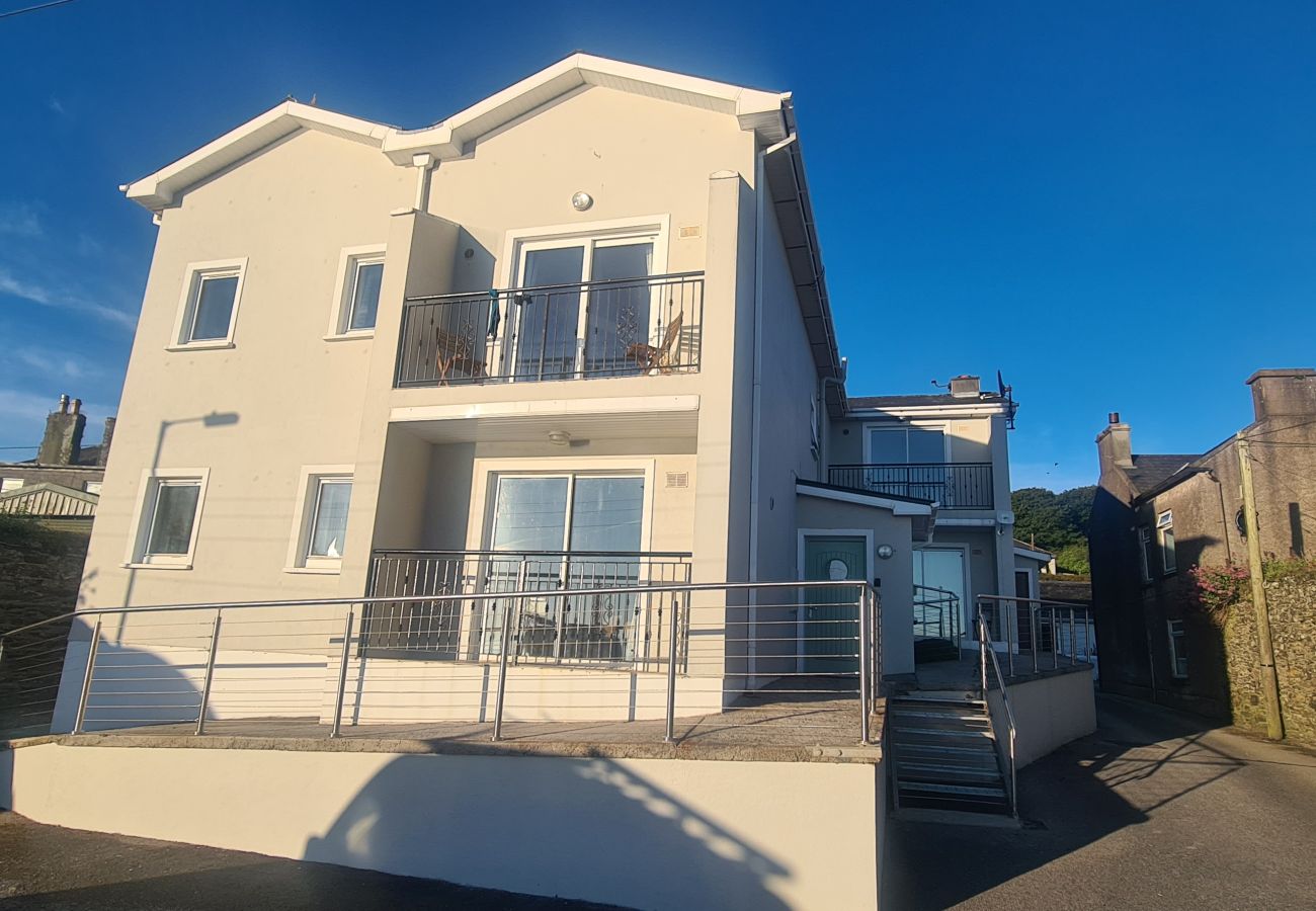 Ballycotton Holiday Apartment No 6, Seaside accommodation with a view. 