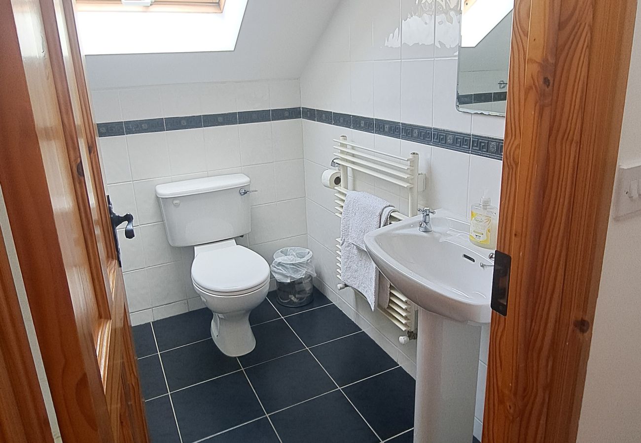 Kilkee Townhouse, Coastal holiday home in Co Clare. Modern bathroom wc, sink. Bright room. 