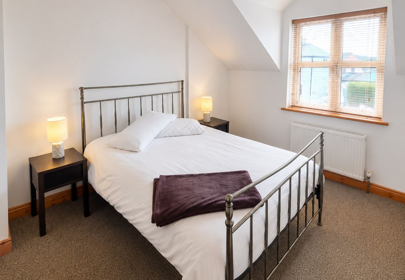 Kilkee Townhouse, Coastal holiday home in Co Clare. Double bed, bright clean modern room 