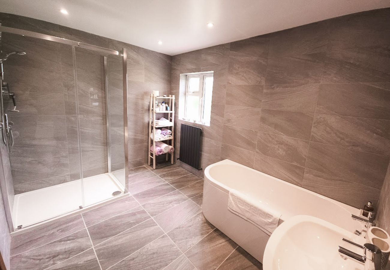 Lark Rise Holiday Home Glenbeigh. Large modern contemporary bathroom . 