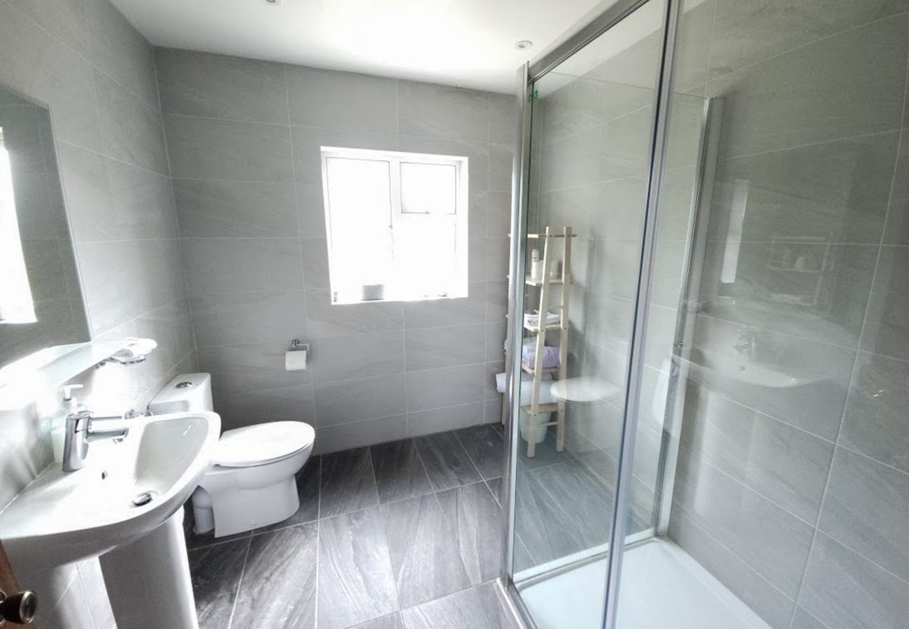 Lark Rise Holiday Home Glenbeigh. Large modern contemporary bathroom, walk in shower. 