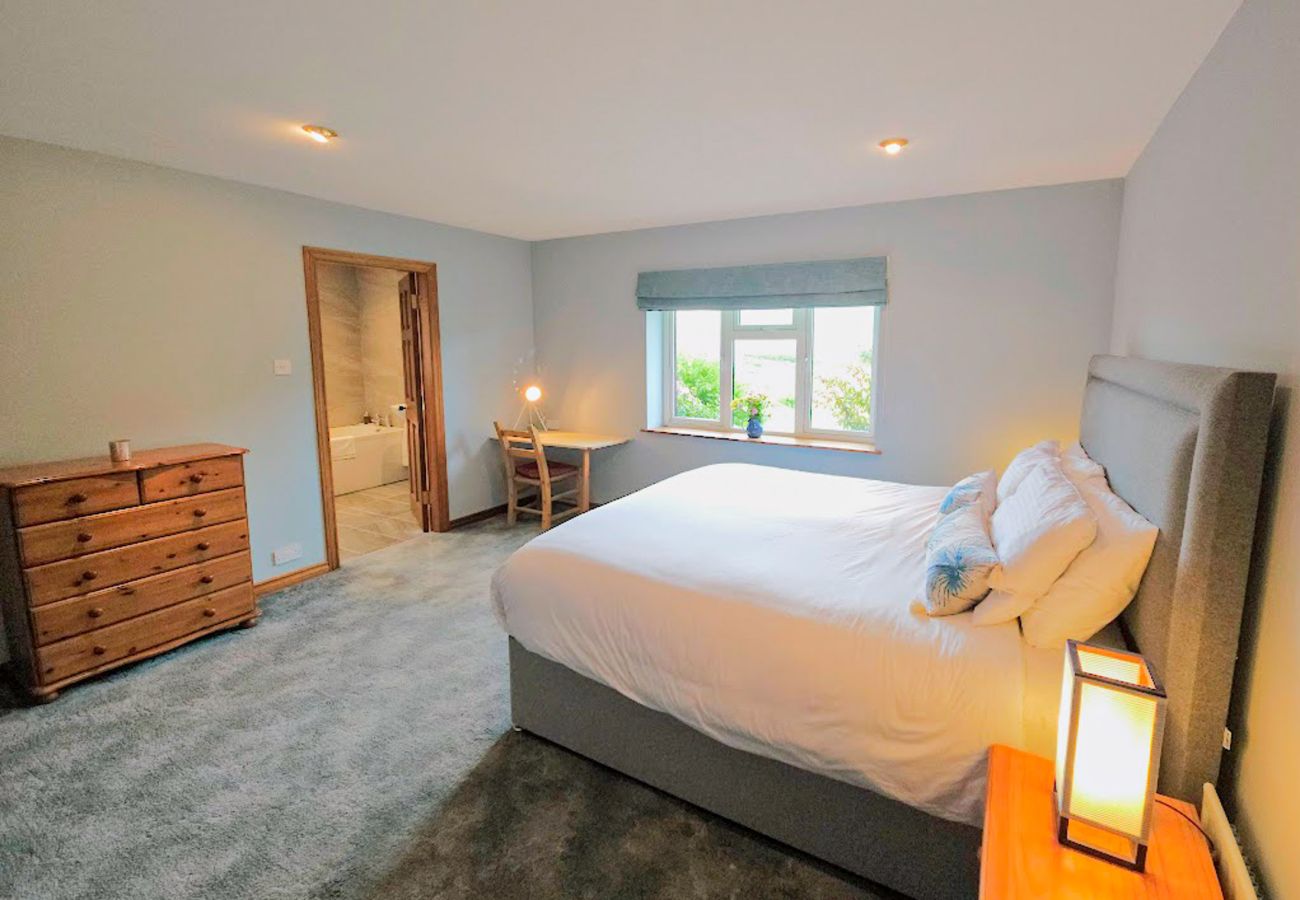 Lark Rise Holiday Home Glenbeigh. Spacious modern double room 