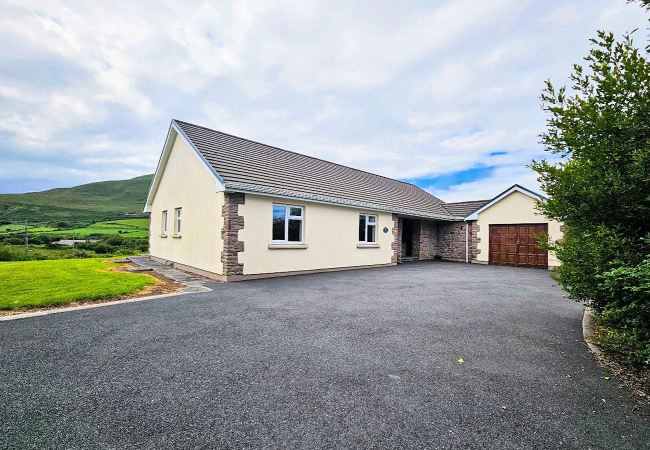 Lark Rise Holiday Home Glenbeigh. Spacious driveway.  