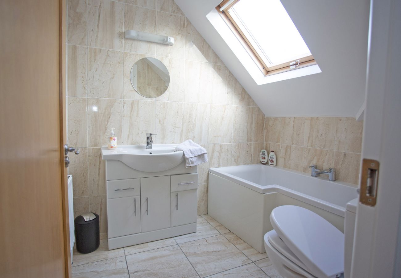 Upstairs bathroom at Rosslare Strand Holiday Home in Wexford © Trident Holiday Homes 