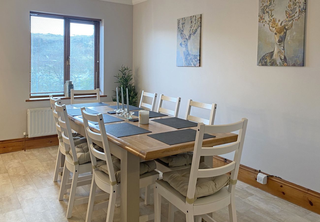 Dining room in Owenglin River Holiday Home in Clifden