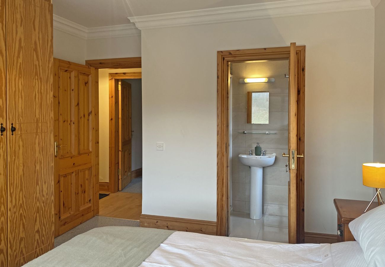 Ensuite bedroom in Owenglin River Holiday Home in Clifden