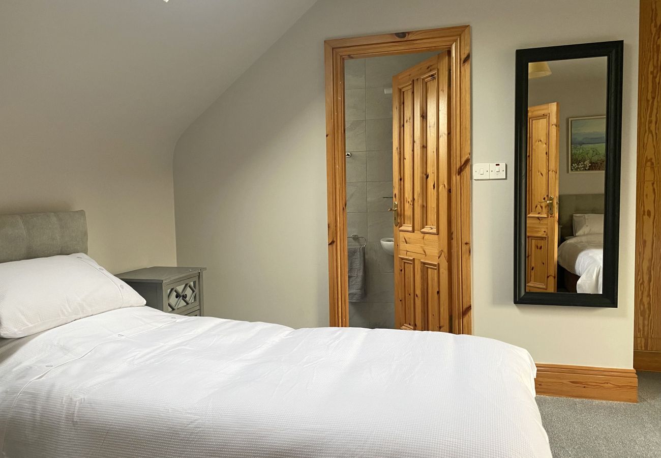 Ensuite bedroom at Owenglin River Holiday Home in Clifden