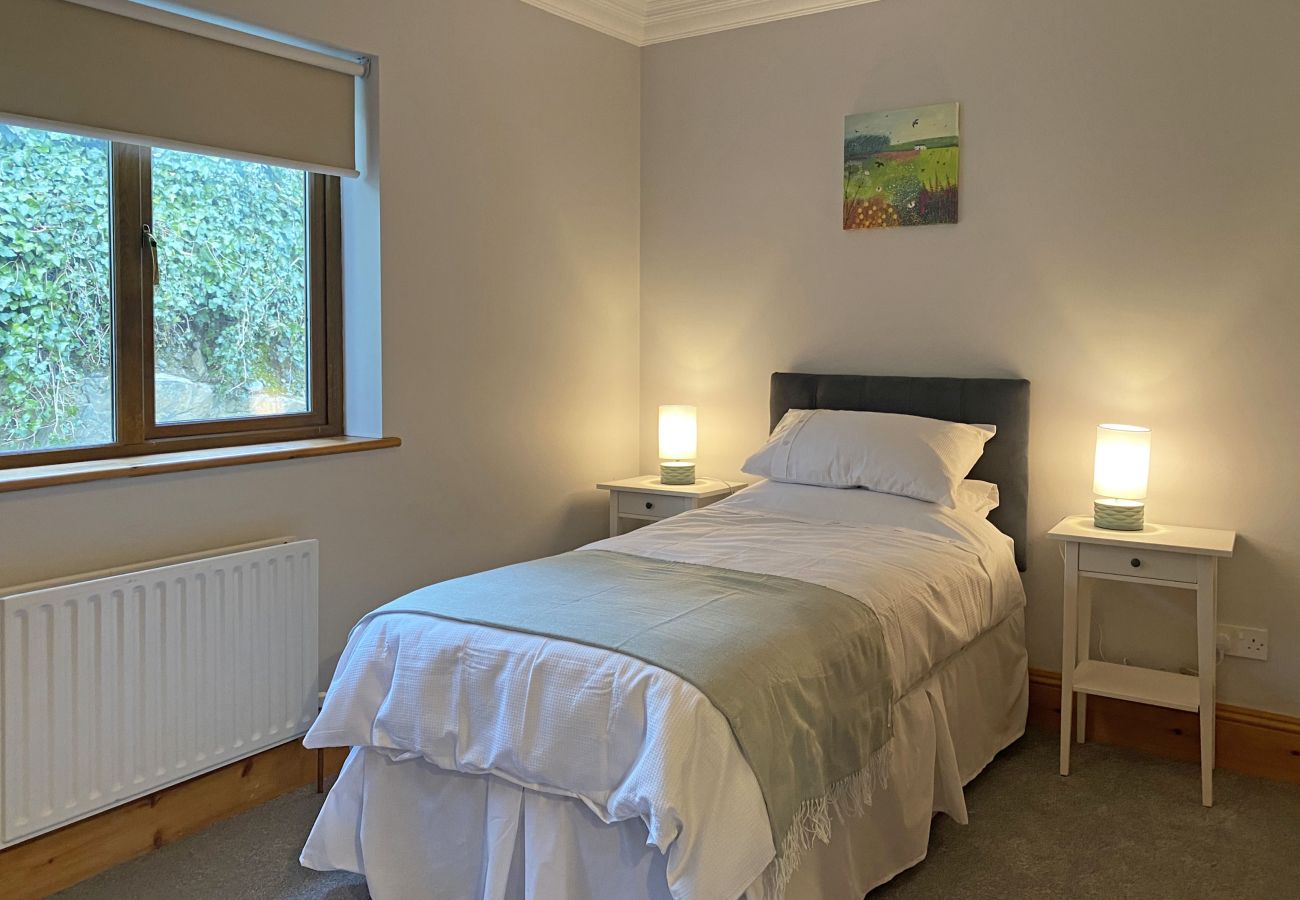  Ensuite bedroom at Owenglin River Holiday Home in Clifden