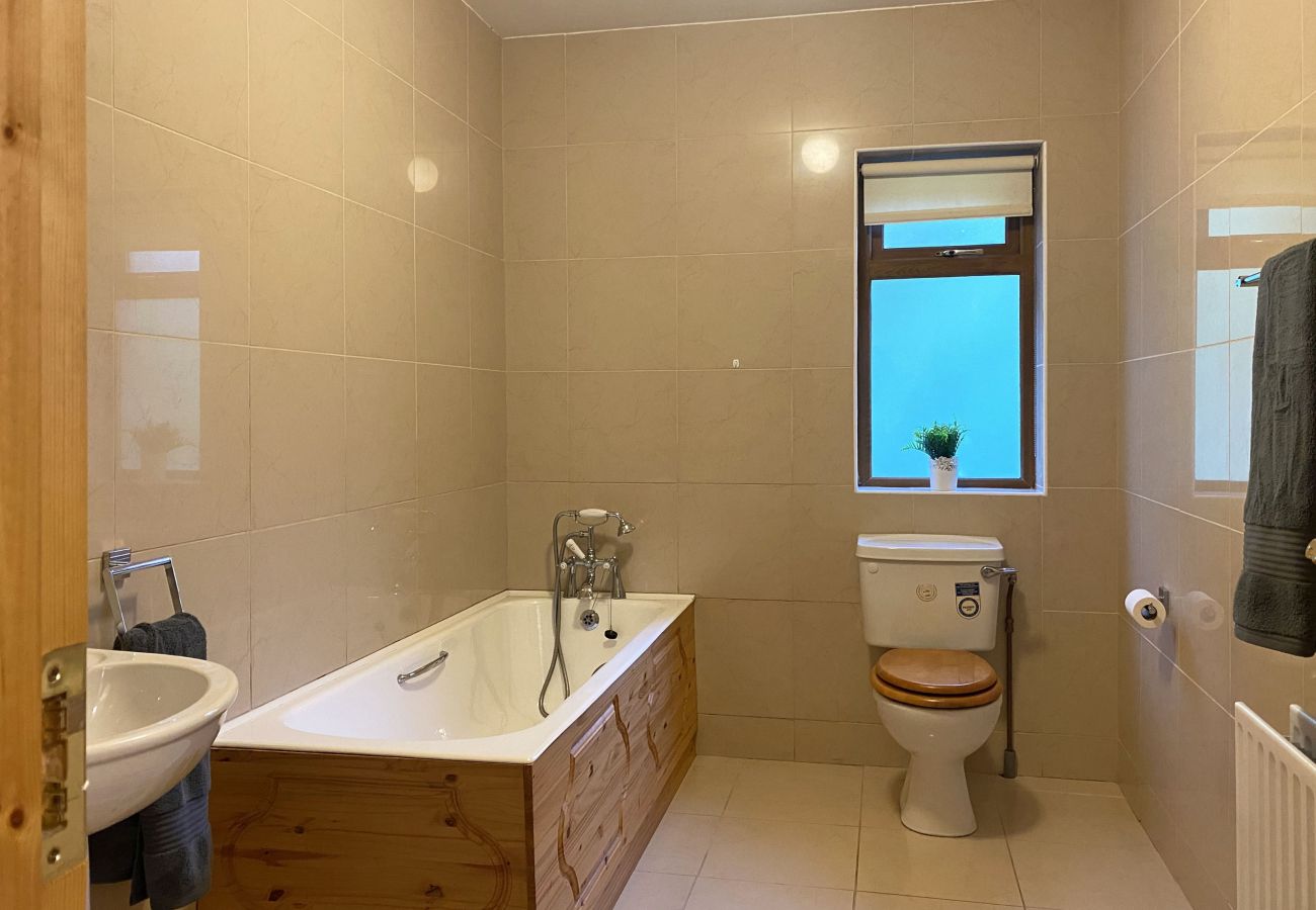 Bathroom in Owenglin River Holiday Home in Clifden