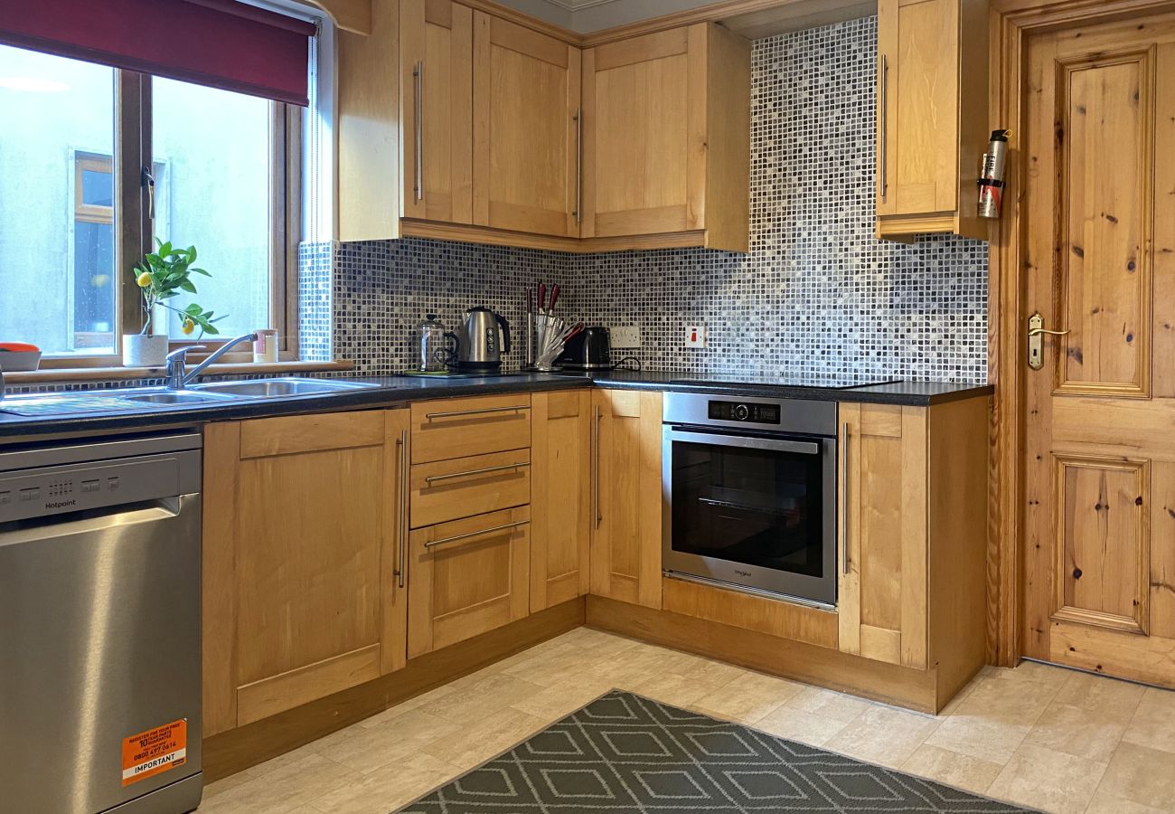 Kitchen in Owenglin River Holiday Home in Clifden