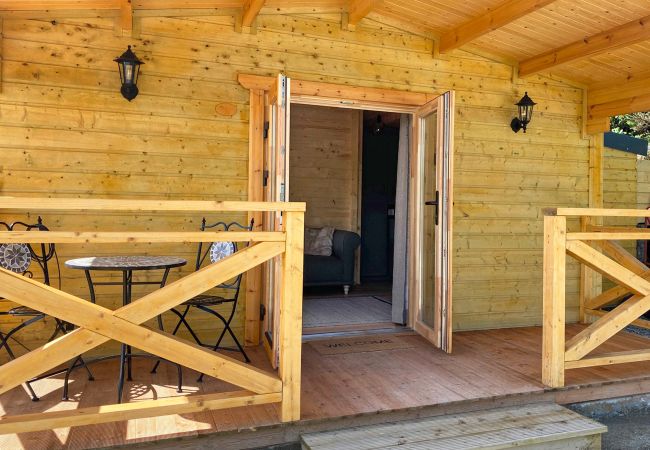 Clifden Lake View Holiday Cabin, Clifden, Co. Galway | Coastal Self-Catering Holiday Accommodation Available in Clifden, Connemara, County Galway | Re