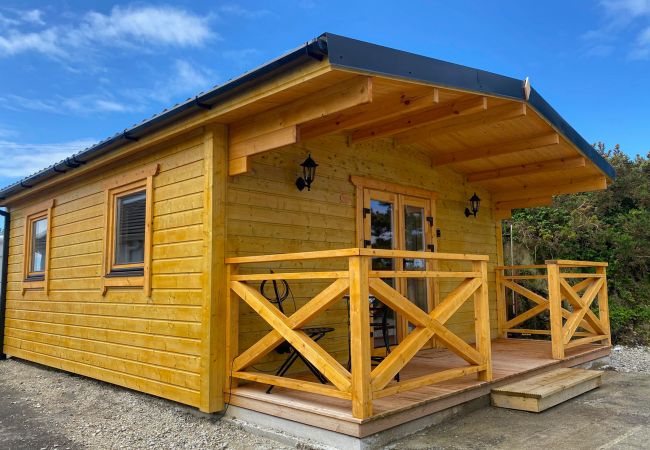 Clifden Lake View Holiday Cabin, Clifden, Co. Galway | Coastal Self-Catering Holiday Accommodation Available in Clifden, Connemara, County Galway | Re