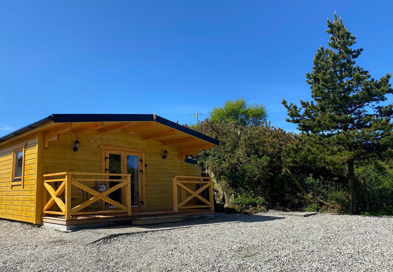 Clifden Lake View Holiday Cabin, Clifden, Co. Galway | Coastal Self-Catering Holiday Accommodation Available in Clifden, Connemara, County Galway | Re