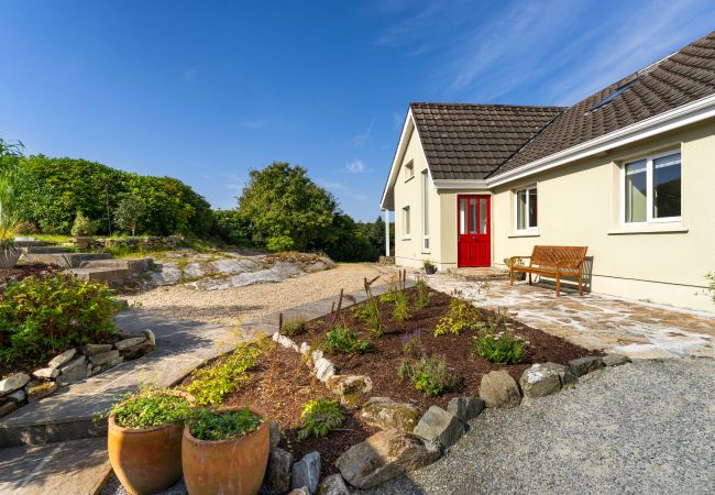 Garden and front view of Clifden Countryside Holiday Home
