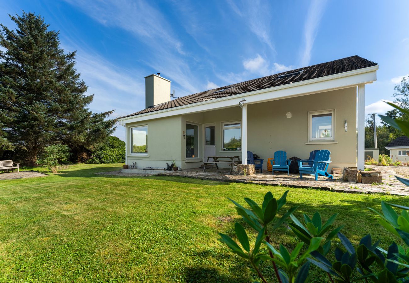 Garden and external view of Clifden Countryside Holiday Home