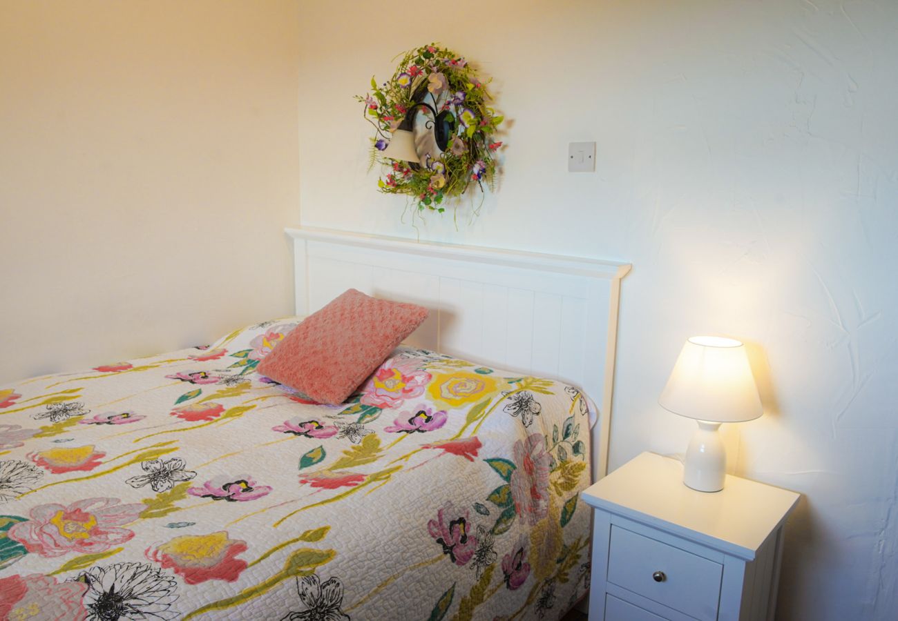 Bedroom in The Red Stonecutters Cottage, Doolin / Doonagore, Co. Clare, Ireland