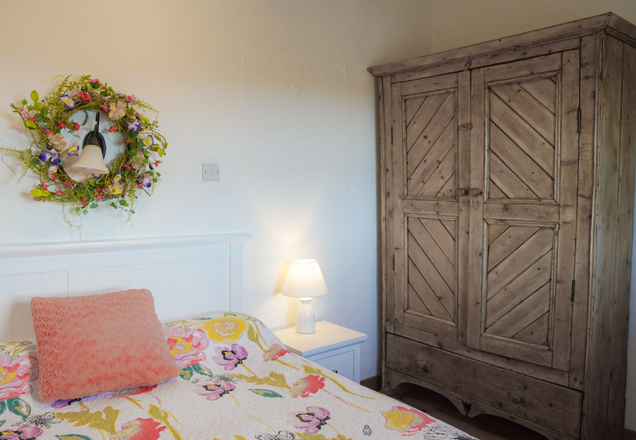 Bedroom in The Red Stonecutters Cottage, Doolin / Doonagore, Co. Clare, Ireland