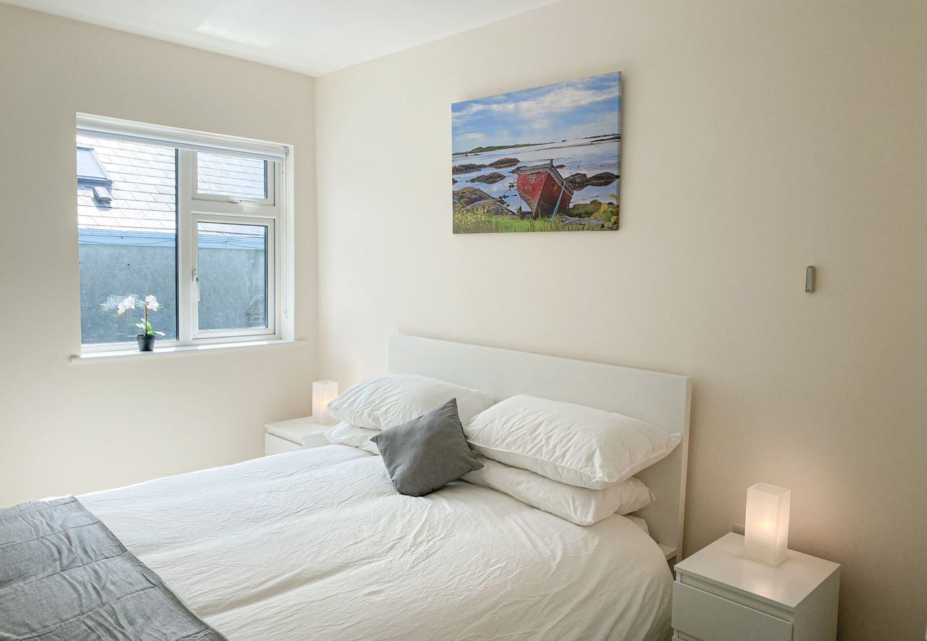 Clifden Town Large Holiday Home, Clifden, Co. Galway | Coastal Self-Catering Holiday Accommodation Available in Clifden, Connemara, County Galway | Re