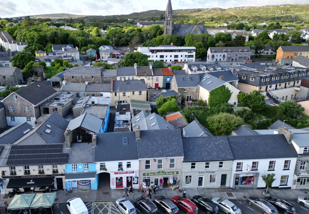 Clifden Town Large Holiday Home, Clifden, Co. Galway | Coastal Self-Catering Holiday Accommodation Available in Clifden, Connemara, County Galway | Re