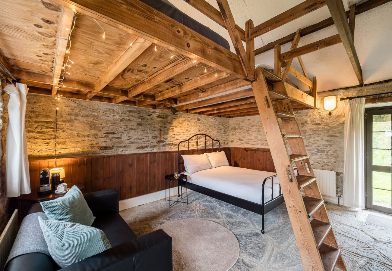 Master bedroom and seating area Ventry Farm Rainbow Cottage 